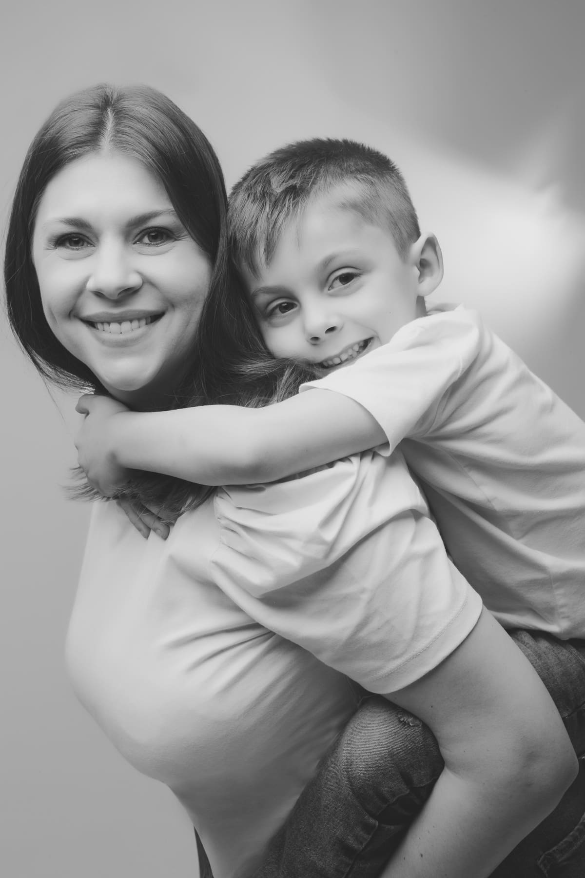 Ensaio fotográfico digital mãe e filho abraçados